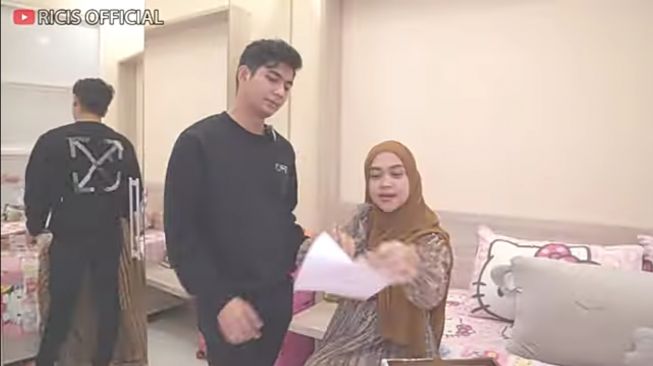 Ria Ricis baca surat untuk Teuku Ryan (YouTube/Ricis Official)