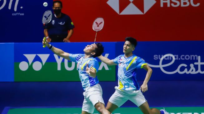 Pebulu tangkis ganda putra Indonesia Pramudya Kusumawardana dan Yeremia Erich Rambitan saat bertanding melawan pasangan ganda putra Malaysia Aaron Chia dan Soh Wooi Yik dalam babak 8 besar East Ventures Indonesia Open 2022 di Istora Senayan, Jakarta Pusat, Jumat (17/6/2022). [Suara.com/Alfian Winanto]