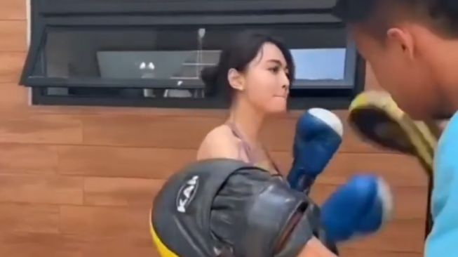 Potret Wika Salim Berlatih Muay Thai (instagram/@aragym_paja)