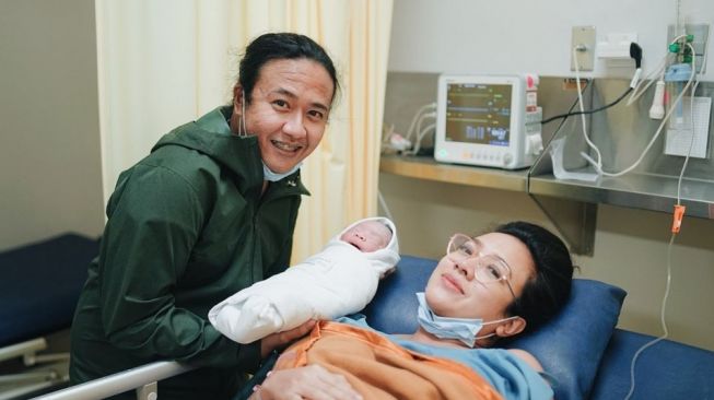 5 Potret Cantik Baby Sanne, Anak Dea Ananda yang Wajahnya Mirip dengan Ibunya