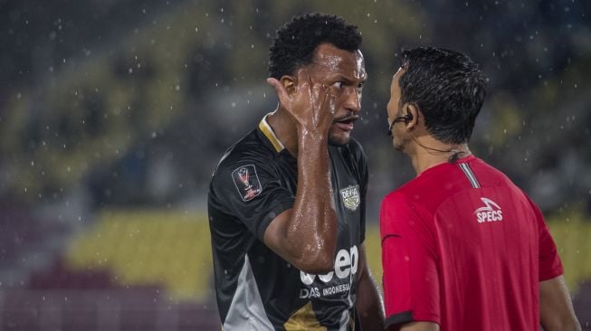 Pesepak bola Dewa United FC Lucas Ramos De Oliveira (kiri) memprotes keputusan asisten wasit yang mengesahkan gol PSIS Semarang pada pertandingan grup A Piala Presiden 2022 di Stadion Manahan, Solo, Jawa Tengah, Jumat (17/6/2022). [ANTARA FOTO/Mohammad Ayudha/wsj]
