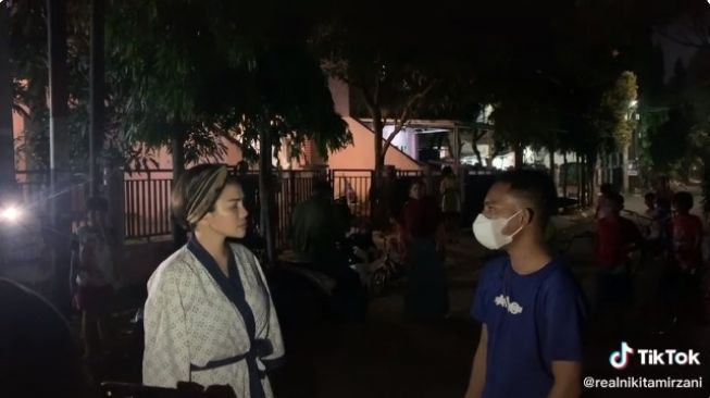 Nikita Mirzani mengunggah video sedang memarahi seorang laki-laki yang tidak dikenal lantaran pria tersebut kedapatan mondar-mandir di depan rumahnya. [TikTok/realnikitamirzani]