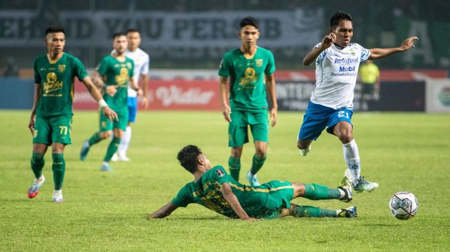 Pesepak bola Persebaya Surabaya Arizky Wahyu (kedua kiri) berusaha menghadang laju pesepak bola Persib Bandung Frets Butuan (kanan) saat pertandingan Group C Piala Presiden 2022 di Stadion Gelora Bandung Lautan Api, Bandung, Jawa Barat, Jumat (17/6/2022). [ANTARA FOTO/M Agung Rajasa/wsj]
