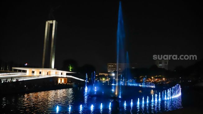 Warga menonton pertunjukan air mancur di Taman Lapangan Banteng, Jakarta Pusat, Sabtu (18/6/2022). [Suara.com/Alfian Winanto]