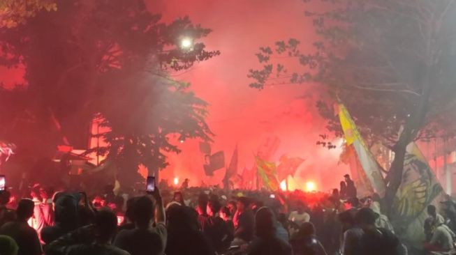 Ribuan Bonek Rayakan Ultah Persebaya di Depan Gelora 10 Nopember, HUT Diwarnai Flare dan Nyanyian Chant