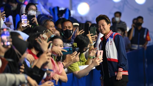 Mantan pebulu tangkis ganda campuran Indonesia Liliyana Natsir (kanan) berfoto dengan penggemarnya usai menerima piagam Hall of Fame dari Federasi Bulu Tangkis Dunia (BWF) di Istora Senayan, Jakarta, Sabtu (18/6/2022). [ANTARA FOTO/Sigid Kurniawan/YU]