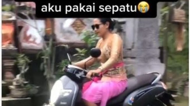 Ibu-ibu Naik Scoopy Ini Taat Imbauan Tak Bersandal Jepit Hingga Pakai Kebaya Bersepatu Kets