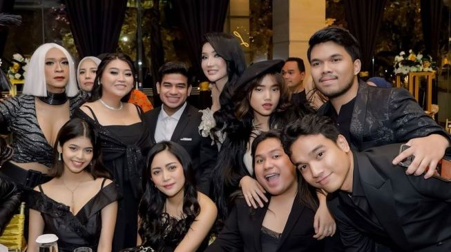 Momen Aming Ketemu Mantan Istri di Ultah Lucinta Luna(Instagram@lucintaluna_manjalita)