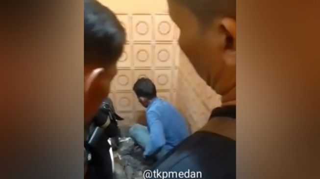 Bongkar Kloset Kamar Mandi Rumah Warga, Polisi Temukan Bungkusan Putih Berisi Ini