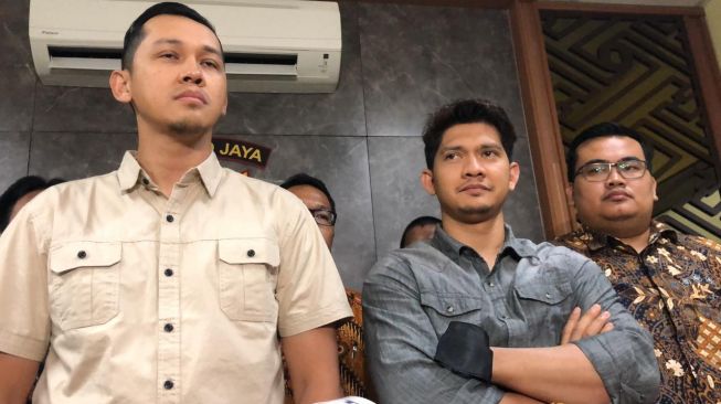 Iko Uwais setelah menjalani pemeriksaan di Polres Metro Bekasi, Jumat (17/6/2022) [Suara.com/Rena Pangesti]