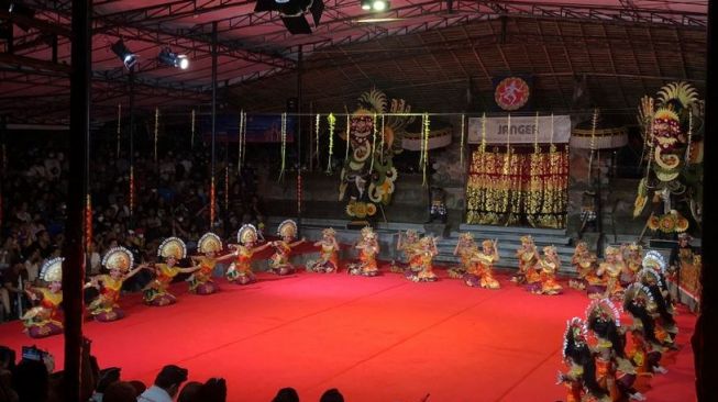 Penari Janger di Pesta Kesenian Bali Kesurupan Massal Hingga Viral di Medsos