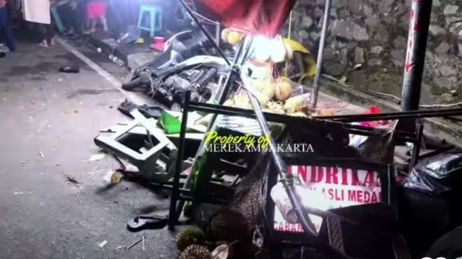 Sebuah mobil Mitsubisi Xpander yang dikendarai seorang perempuan berinisial SSA (28) terlibat kecelakaan. (tangkap layar)