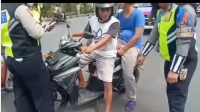 Polisi memberi teguran terhadap pemotor yang memakai sandal jepit (Instagram/ @fakta.indo).