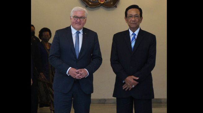 Presiden Jerman Frank-Walter Steinmeier (kedua kanan) berfoto bersama Raja Keraton Yogyakarta Sri Sultan HB X (kanan) saat melakukan kunjungan ke Keraton Yogyakarta, Jumat (17/6/2022). [ANTARA FOTO/Andreas Fitri Atmoko/wsj]