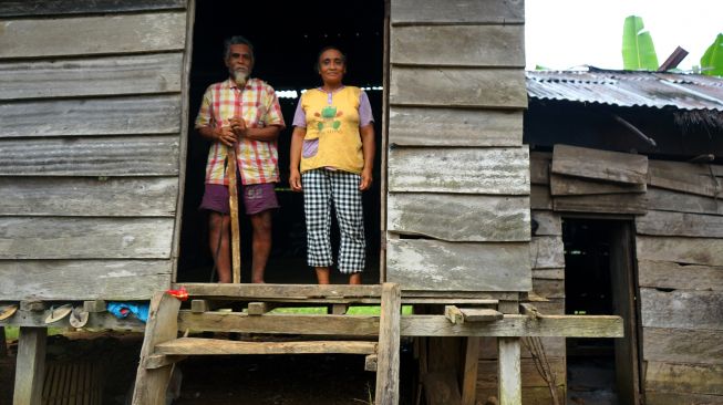 Dua orang warga Suku Polahi Tuuli Palowa yang biasa disapa Bakiki (kiri) bersama istrinya, Nakiki Palowa berdiri di rumahnya di Dusun Tumba, Kabupaten Gorontalo, Gorontalo, Jumat (17/6/2022). [ANTARA FOTO/Adiwinata Solihin/wsj]
