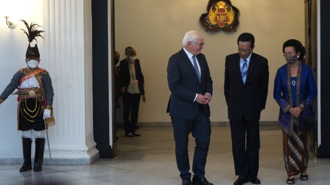 Presiden Jerman Frank-Walter Steinmeier (ketiga kanan) berbincang dengan Raja Keraton Yogyakarta Sri Sultan HB X (kedua kanan) dan Gusti Kanjeng Ratu Hemas (kanan) saat melakukan kunjungan ke Keraton Yogyakarta, Jumat (17/6/2022). [ANTARA FOTO/Andreas Fitri Atmoko/wsj]