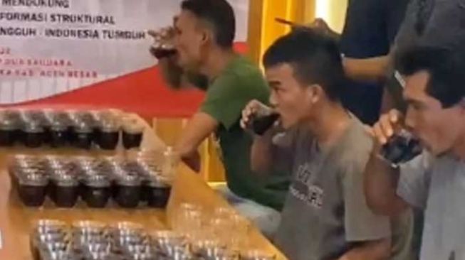 Lomba Minum Kopi Tercepat dan Terbanyak Digelar Polisi, Warganet Komentar: Tutorial Bunuh Diri