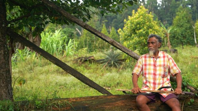 Seorang warga Suku Polahi Tuuli Palowa yang biasa disapa Bakiki duduk di halaman rumahnya di Dusun Tumba, Kabupaten Gorontalo, Gorontalo, Jumat (17/6/2022). [ANTARA FOTO/Adiwinata Solihin/wsj]
