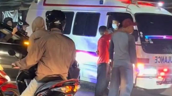 Video Viral Emak-emak Berjilbab Acungkan Jari Tengah ke Sopir Ambulans, Akhirnya Ribut
