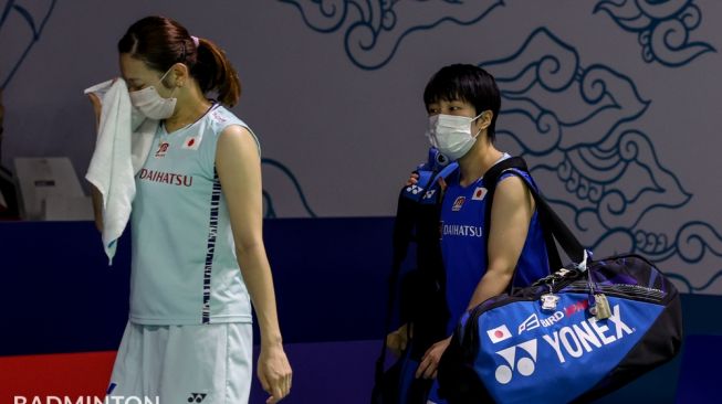 Pebulu tangkis Jepang, Sayaka Takahashi (kiri) di Indonesia Open 2022. [BadmintonPhoto/BWF]