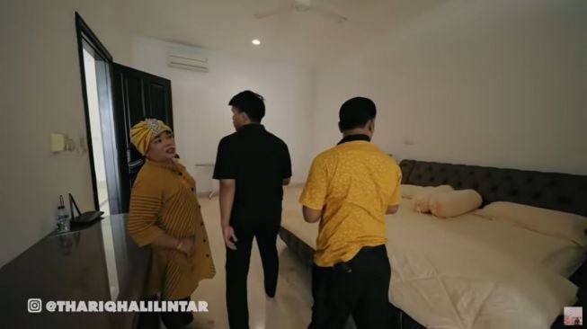 Momen Rumah Thariq Halilintar Disidak Calon Mertua (YouTube/Thariq Halilintar)