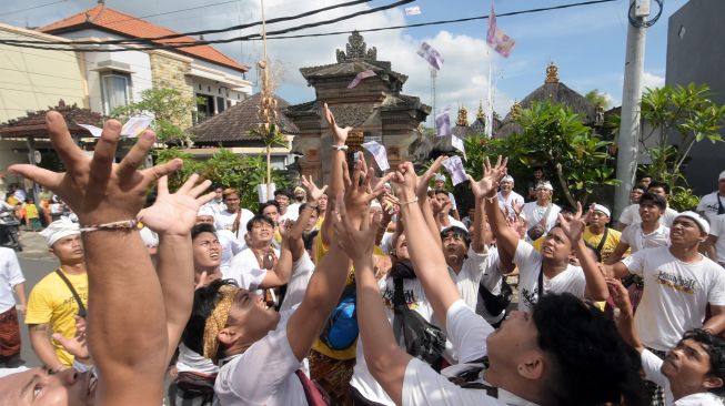 Makna Tradisi Mesuryak yang Dilakukan Saat Hari Raya Kuningan