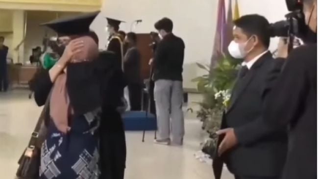 Dekan UIN SUKA Yogyakarta peluk ibu mahasiswi yang meninggal dunia sebelum wisuda (Instagram/ @nyinyir_update_official).