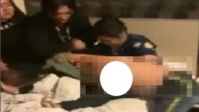 Pinjam Baju Tapi Hilang, Cewek Dikeroyok dan Ditelanjangi Sejumlah Wanita di Hotel