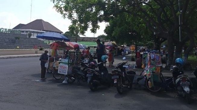 Bandel, Pedagang Jualan Depan Masjid Madaniyah Karanganyar