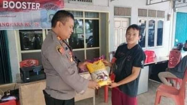 Polsek Kumpeh Ulu Gelar Vaksinasi Massal Presisi dan Bagikan Paket Sembako