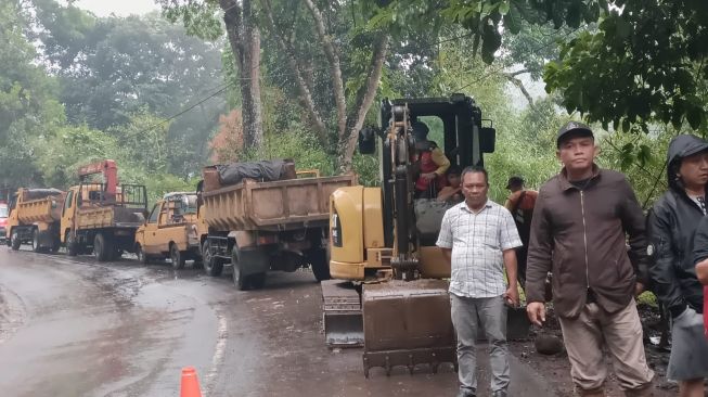 Sejumlah alat berat dari PUPR Cianjur tengah melakukan upaya penanganan jalan longsor [Ist]