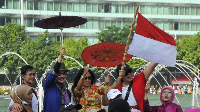 Sejumlah peserta perempuan berkebaya Indonesia saat berolahraga di Hari Bebas Kendaraan Bermotor (HBKB) di Jakarta, Minggu (19/6/2022).  ANTARA FOTO