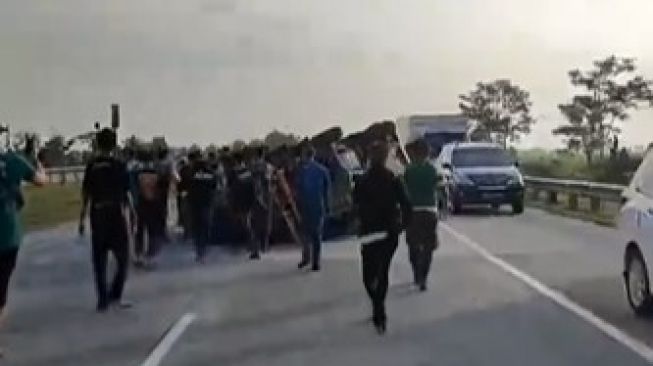 Rombongan Bonek Bantu Pikap Kecelakaan di Tol Jombang, Pengeroyokan di Jalanan Surabaya Diduga Ulah Pendekar Silat