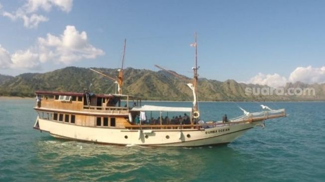 Wisatawan menikmati indahnya pulau Padar dan pulau Komodo menggunakan Kapal Phinisi di Manggarai, Nusa Tenggara Timur [SuaraSulsel.id/Lorensia Clara Tambing]