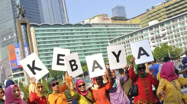 Sejumlah peserta perempuan berkebaya Indonesia saat berolahraga di Hari Bebas Kendaraan Bermotor (HBKB) di Jakarta, Minggu (19/6/2022).  ANTARA FOTO