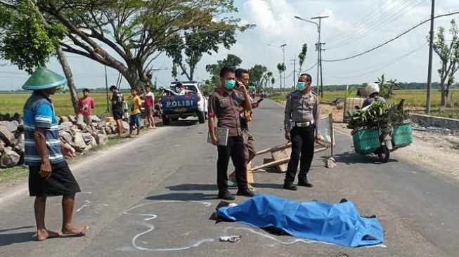 Polisi melakukan olah TKP kecelakaan di Jalan Raya Ngawi Solo masuk Desa Gemarang, Kedunggalar, Ngawi, Jawa Timur, Minggu (19/6/2022) pukul 10.00 WIB[Beritajatim.com]