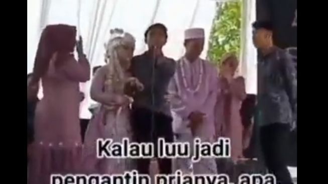 Viral! Pengantin Wanita Ini Dirangkul Cowok Lain Saat Resepsi, Warganet: Talak Tiga Langsung