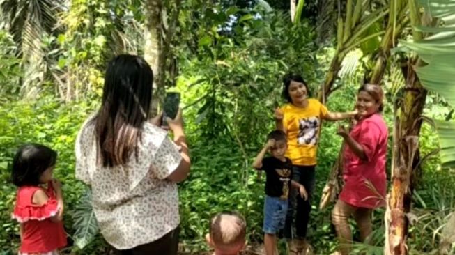 Warga Asahan Ramai-ramai Selfie di Batang Pisang Unik, Buahnya Tumbuh di dalam Pohon