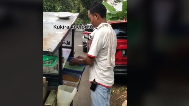 Jual Kue Putu Keliling sambil Bawa HT, Penampilan Pria Ini Jadi Sorotan Netizen