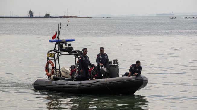 Tim SAR gabungan dari KPLP melakukan pencarian Pekerja Migran Indonesia (PMI) ilegal korban kapal tenggelam di Perairan Nongsa, Batam, Kepulauan Riau, Minggu (19/6/2022).  ANTARA FOTO/Teguh Prihatna