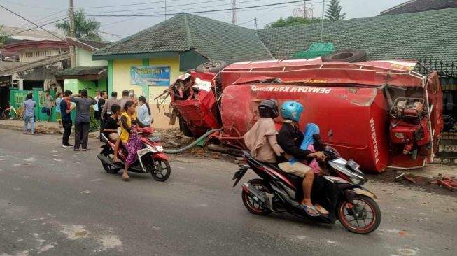 Mobil Damkar Kediri Tabrak Pagar SD, Sopir Terluka Patah Tulang