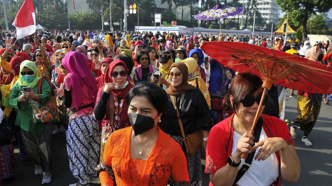 Sejumlah peserta perempuan berkebaya Indonesia saat berolahraga di Hari Bebas Kendaraan Bermotor (HBKB) di Jakarta, Minggu (19/6/2022).  ANTARA FOTO