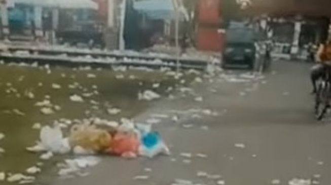 Viral Sampah Menumpuk dan Berserakan di Lokasi Bazar Blitar Jadoel, Warganet: Miris Sekali