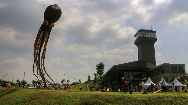Peserta berusaha menerbangkan layang-layang saat Festival Layang-Layang Internasional di Summarecon Bogor, Sukaraja, Kabupaten Bogor, Jawa Barat, Minggu (19/6/2022). ANTARA FOTO/Yulius Satria Wijaya