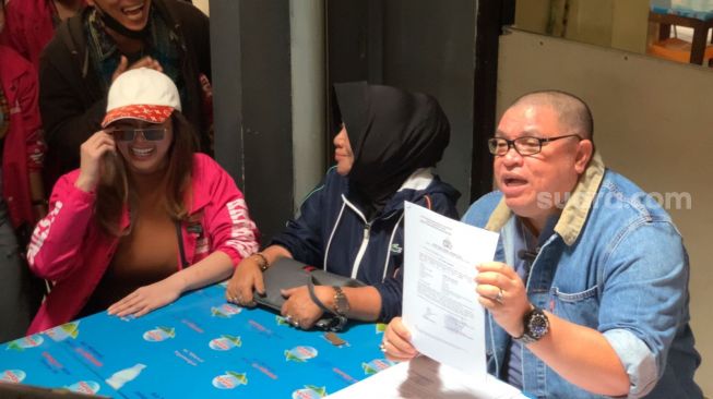Denise Chariesta datangi tempat jumpa pers Razman Arif Nasution di Kwang Koan Kopi Johny [Suara.com/Adiyoga Priyambodo]
