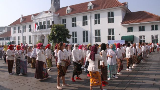 Jeda Sejenak dari Adiksi Internet, Remaja dan Anak-anak Berkumpul dan Bermain di Kota Tua Jakarta