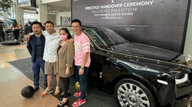 Potret mobil hadiah Raffi Ahmad buat Nagita Slavina [Instagram/@raffinagita1717]