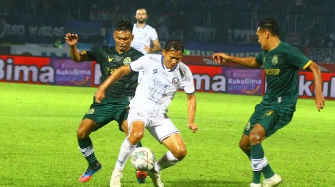 Suasana laga Piala Presiden 2022 antara Persikabo 1973 vs Arema FC di Stadion Kanjuruhan, Malang, Jawa Timur, Minggu (19/6/2022) malam. [ANTARA FOTO/Ari Bowo Sucipto]