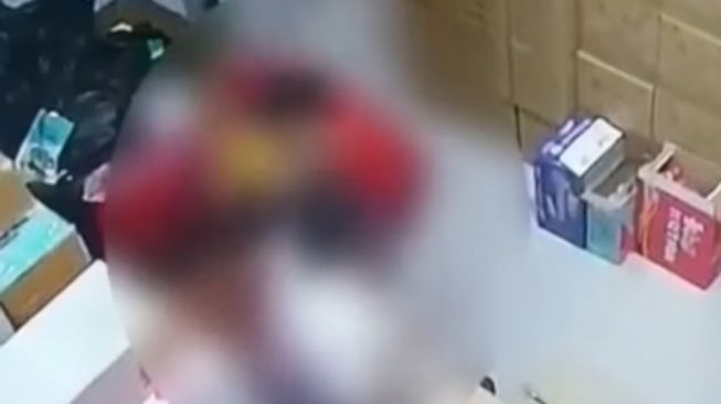 Viral WN China Ditusuk Teman Sendiri di Cengkareng, Aksi Sadis Pelaku Terekam CCTV Keluarkan Pisau dari Kantong Plastik