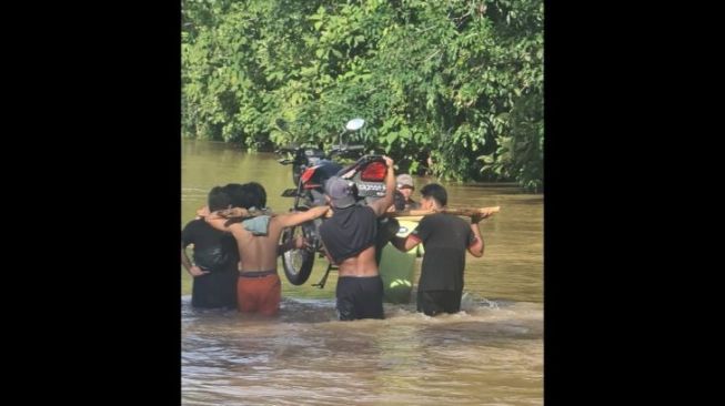 Banjir Melanda Putussibau, Kendaraan Tak Bisa Melintasi Jalan Penghubung Indonesia - Malaysia